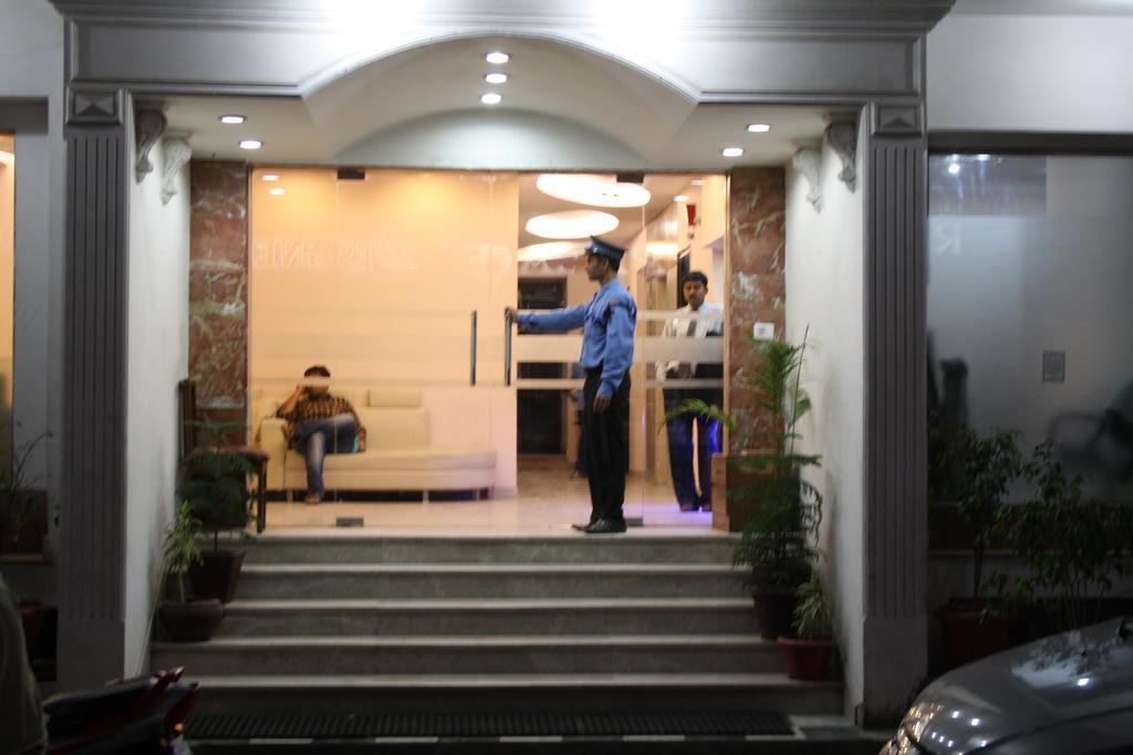 Hotel Apra Inn Új-Delhi Kültér fotó
