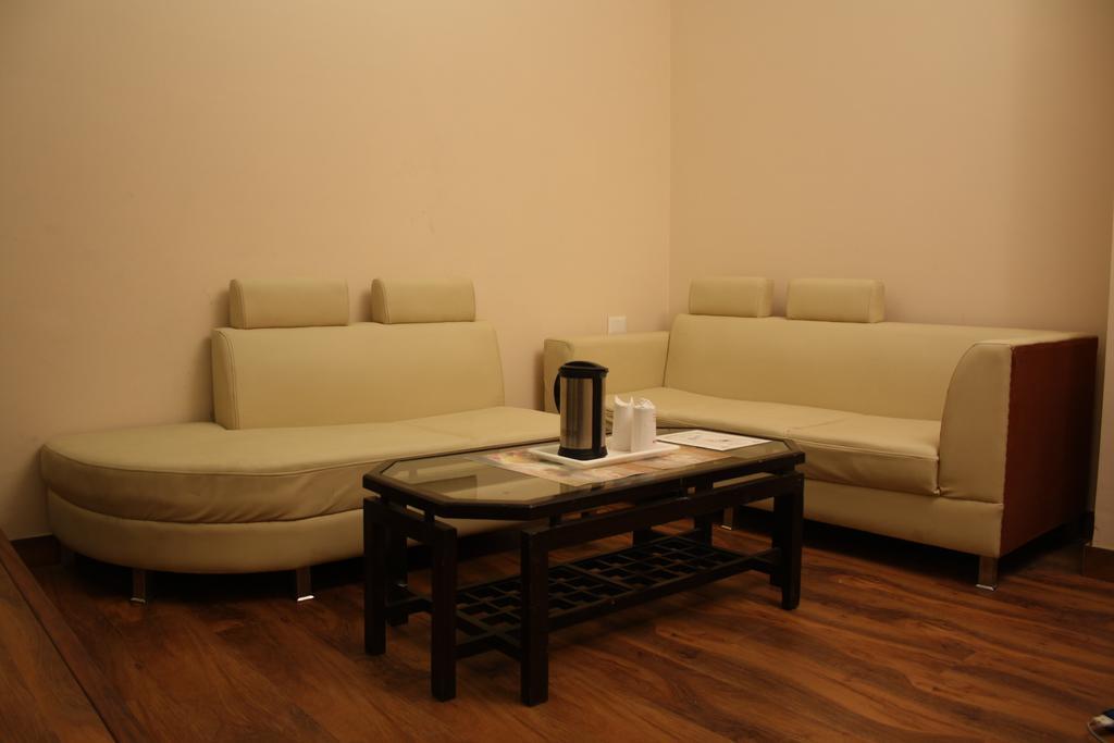 Hotel Apra Inn Új-Delhi Szoba fotó