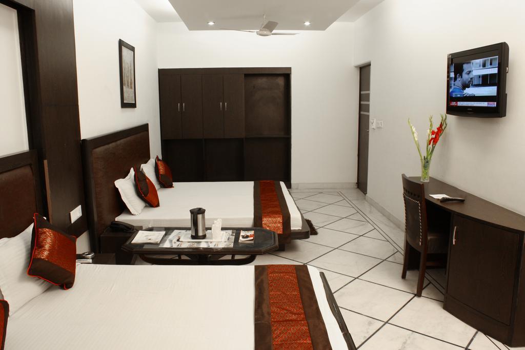 Hotel Apra Inn Új-Delhi Kültér fotó