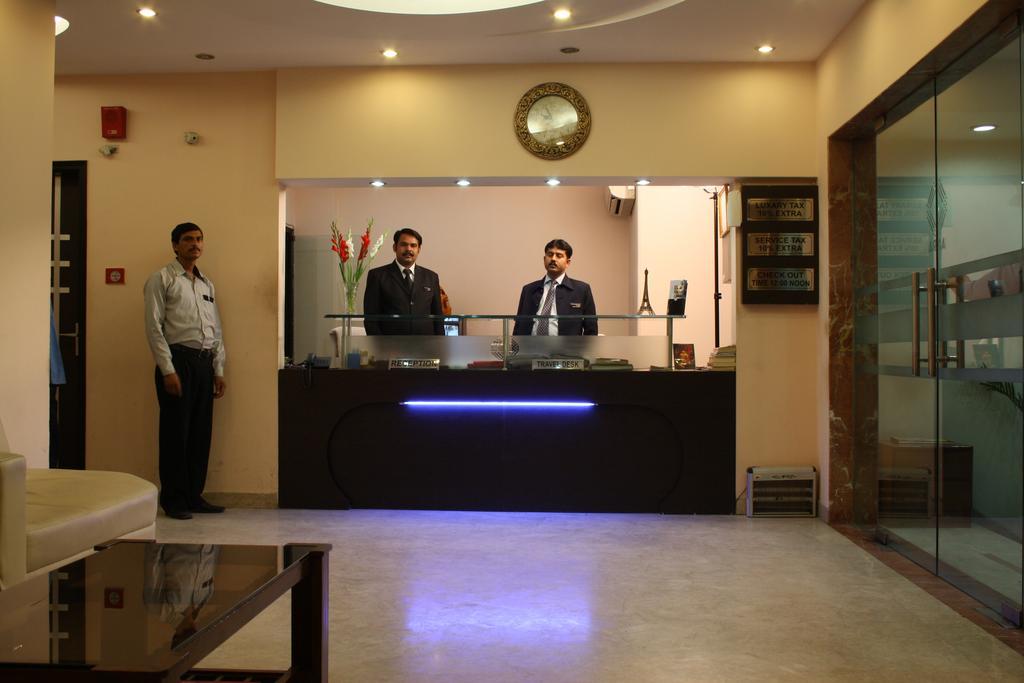 Hotel Apra Inn Új-Delhi Kültér fotó