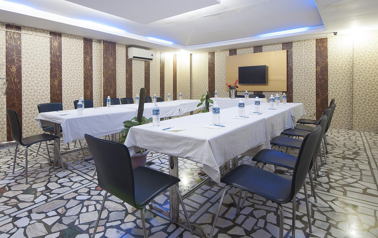 Hotel Apra Inn Új-Delhi Kültér fotó