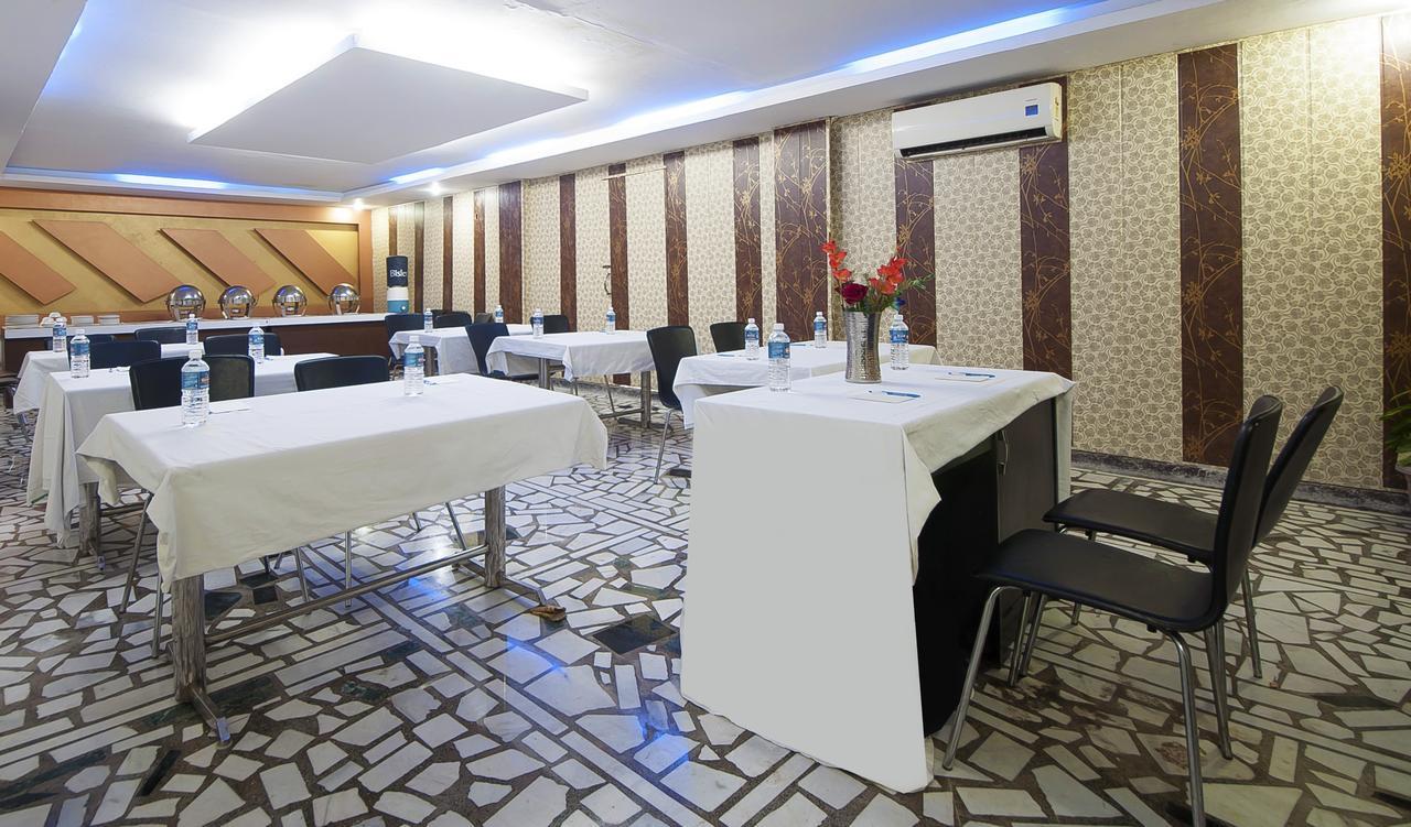 Hotel Apra Inn Új-Delhi Kültér fotó