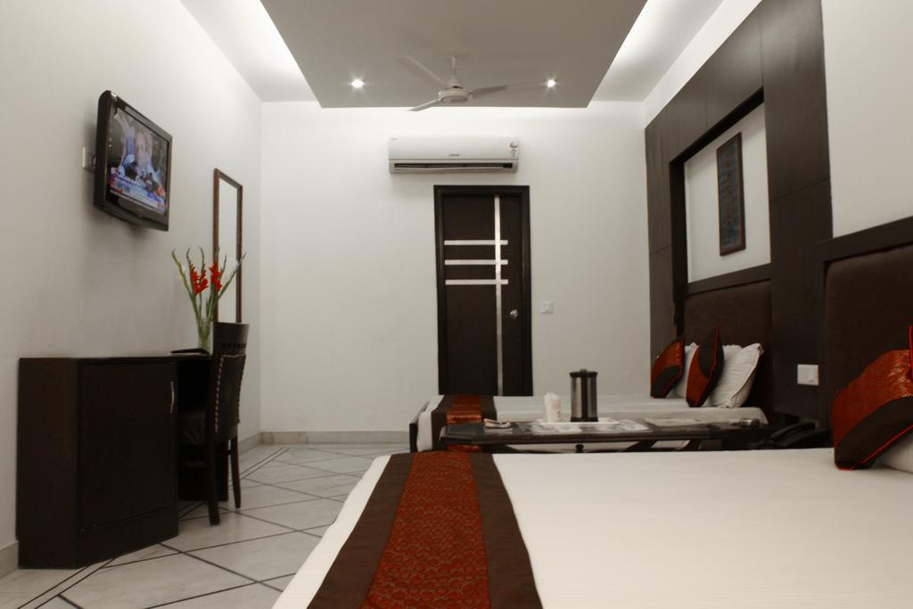 Hotel Apra Inn Új-Delhi Kültér fotó