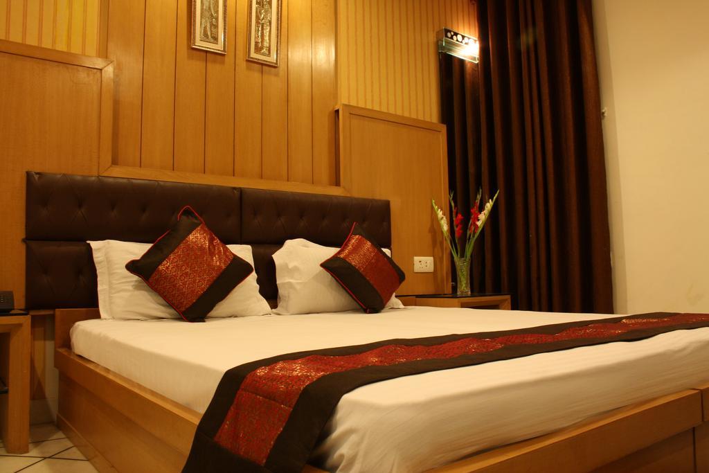 Hotel Apra Inn Új-Delhi Kültér fotó